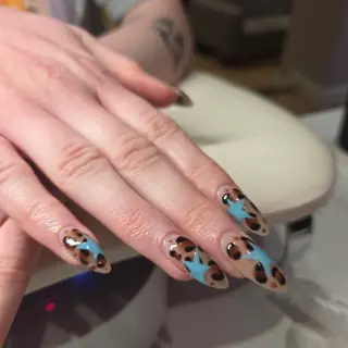 Velvet & Claw Nails logo